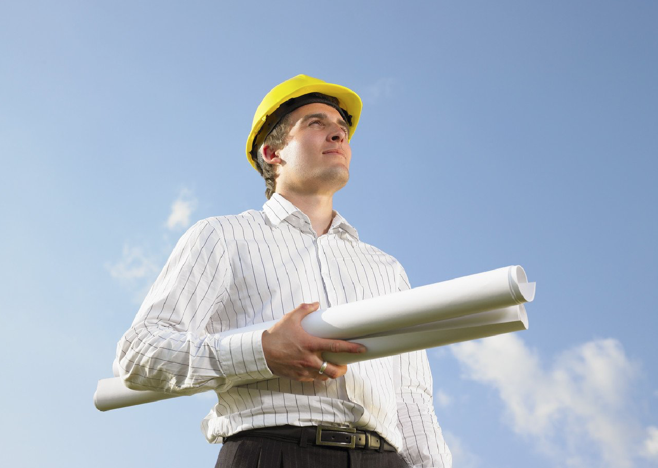 Mann mit Bauarbeiter-Helm und zwei Papierrollen in seiner Hand - Gutachten - Spanndecken Markowski GmbH