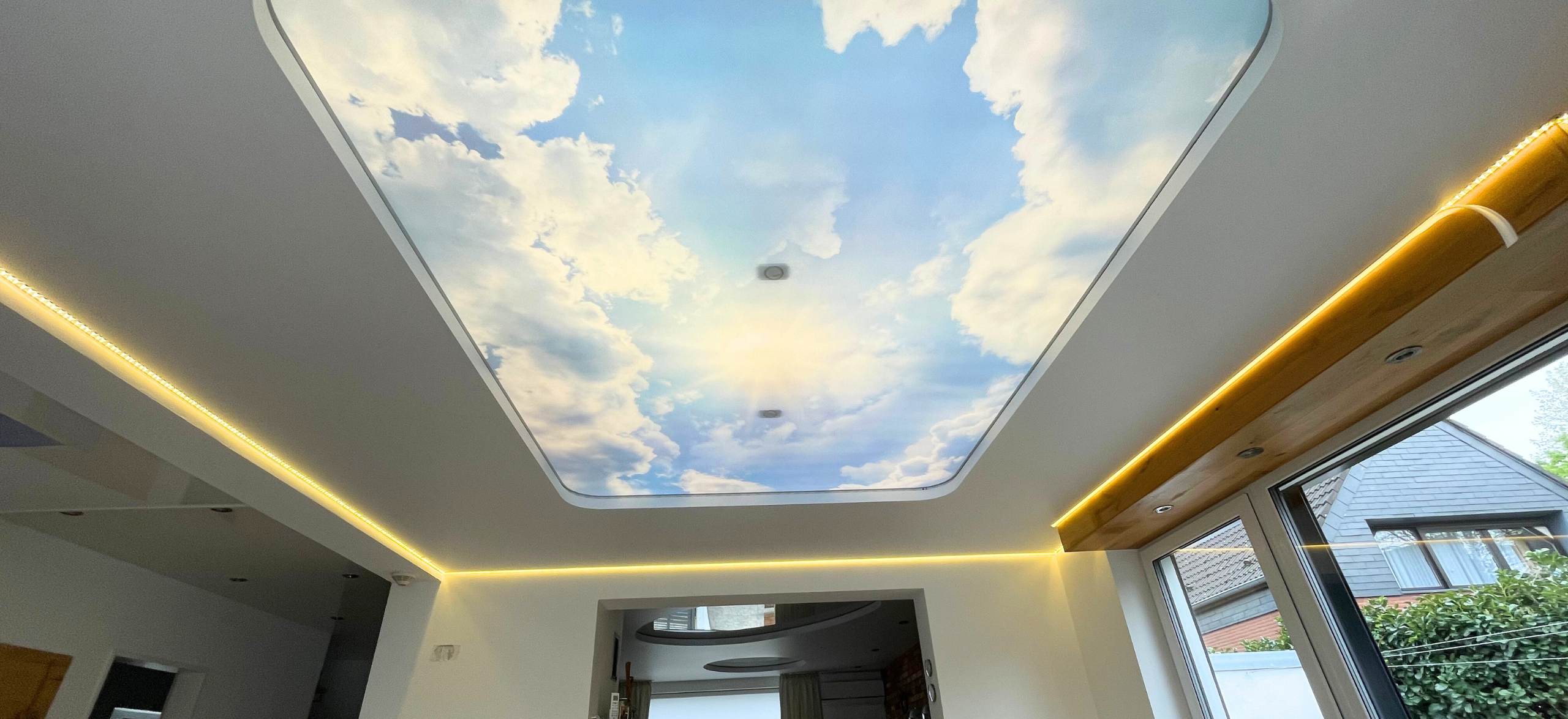 Motivdecken im Wohnzimmer vom Profi Spanndecken Markowksi GmbH