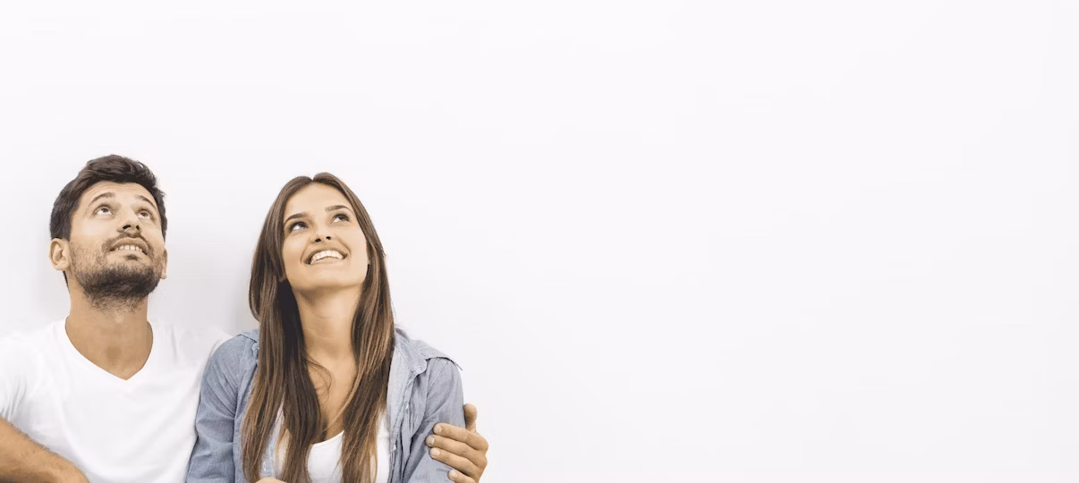 Ein Parr guckt glücklich nach oben - Was ist eine Spanndecke? - Spanndecken Markowski GmbH