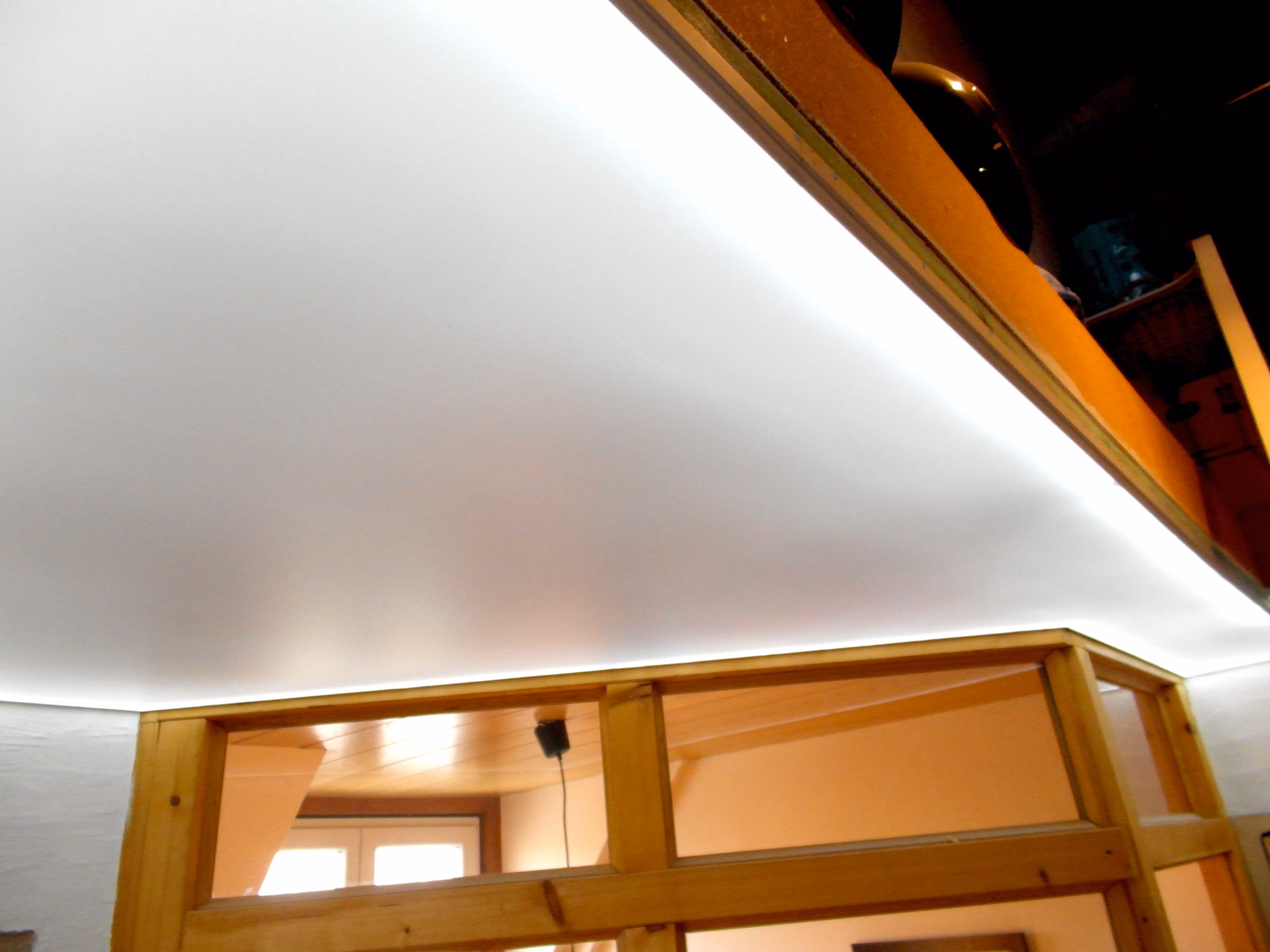 moderne Lichtdecke in Weiß in Kombination mit Holzelementen - - Licht - Spanndecken Markowski GmbH