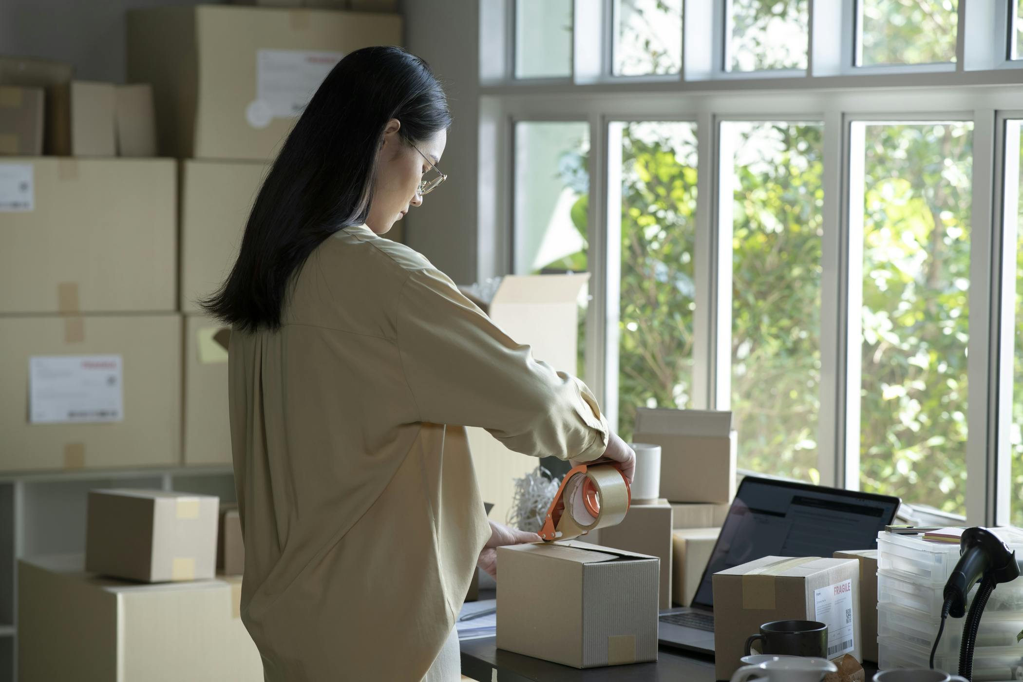 E-commerce store packaging orders