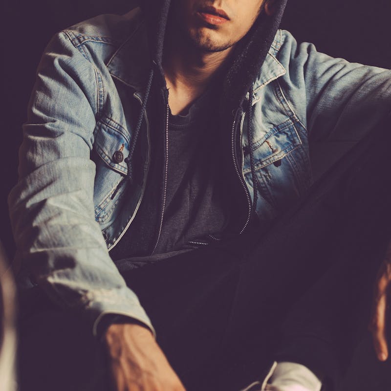 Ein Mann mit Hoodie.
