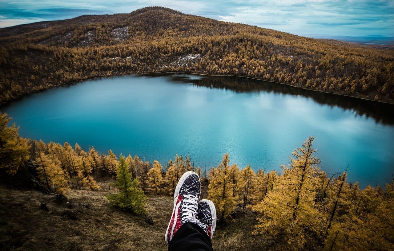 Berge_und_Meer_Seeblick Blick vom Berg herunter auf einen See