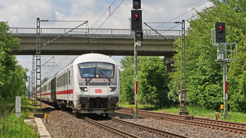 Zug der Deutschen Bahn Deutsche Bahn Zug unterwegs