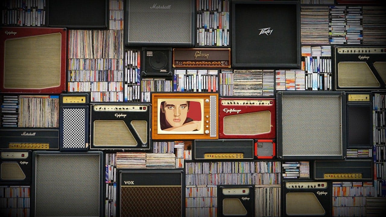 Musik Gutschein Regal mit Verstärkern, CDs, Kassetten und Schallplatten