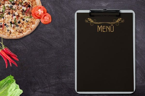 Kreidetafel mit Aufschrift Menü