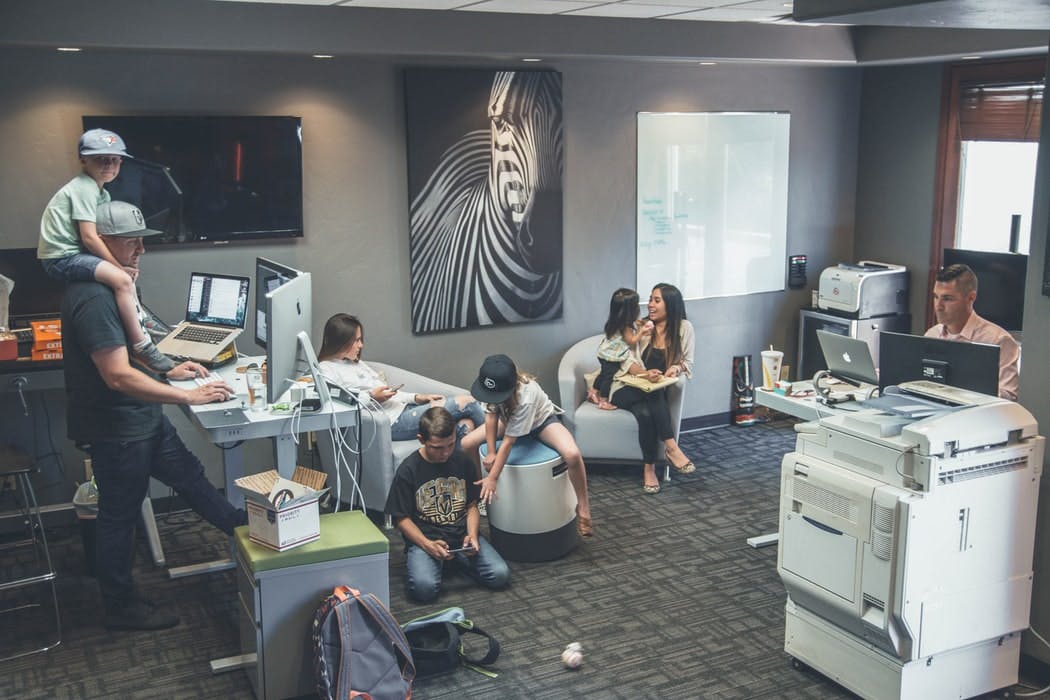 Büro mit vielen Büroartikeln