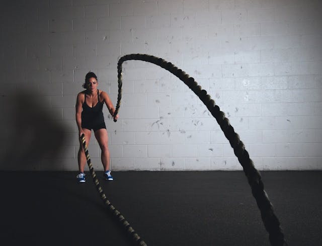 Perform Better Rope GDE Frau trainiert an Seilen