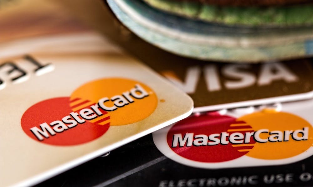 Konto & Karten Kategorie GDE MasterCard und Visa übereinander gelegt