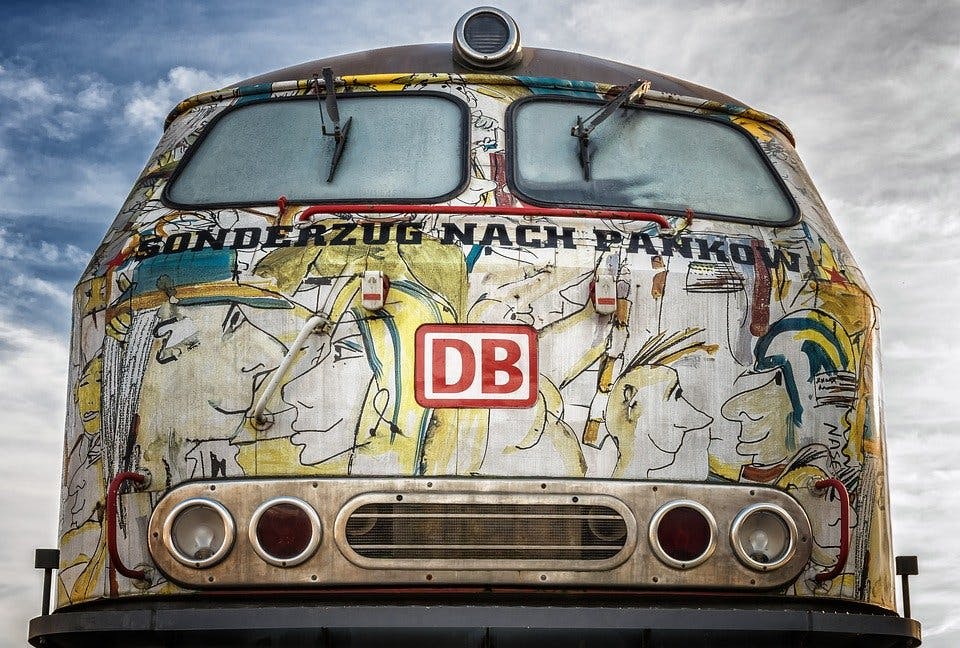 Deutsche Bahn Zugreisen bemalter DB-Triebwagen mit Aufschrift "Sonderzug nach Pankow"