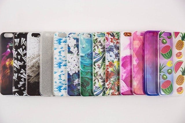 Bunte Smartphone-Hüllen nebeneinander