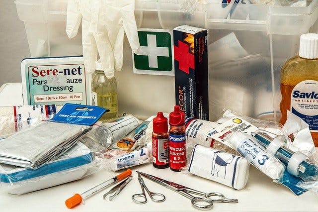 Bandagen, Desinfektionsmittel und Inhalt eines Verbandskasten