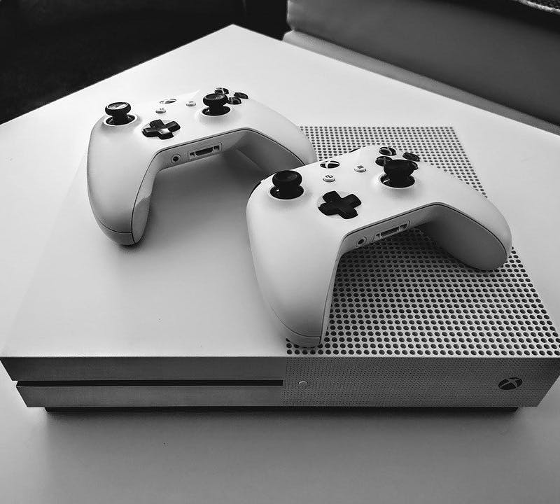 Cyberport Konsolen und Gamingzubehör Xbox Konsole und zwei Controller