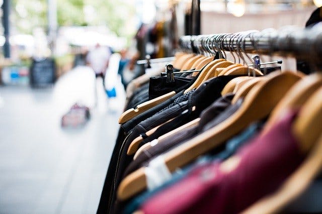 Kleidung auf Kleiderbügeln