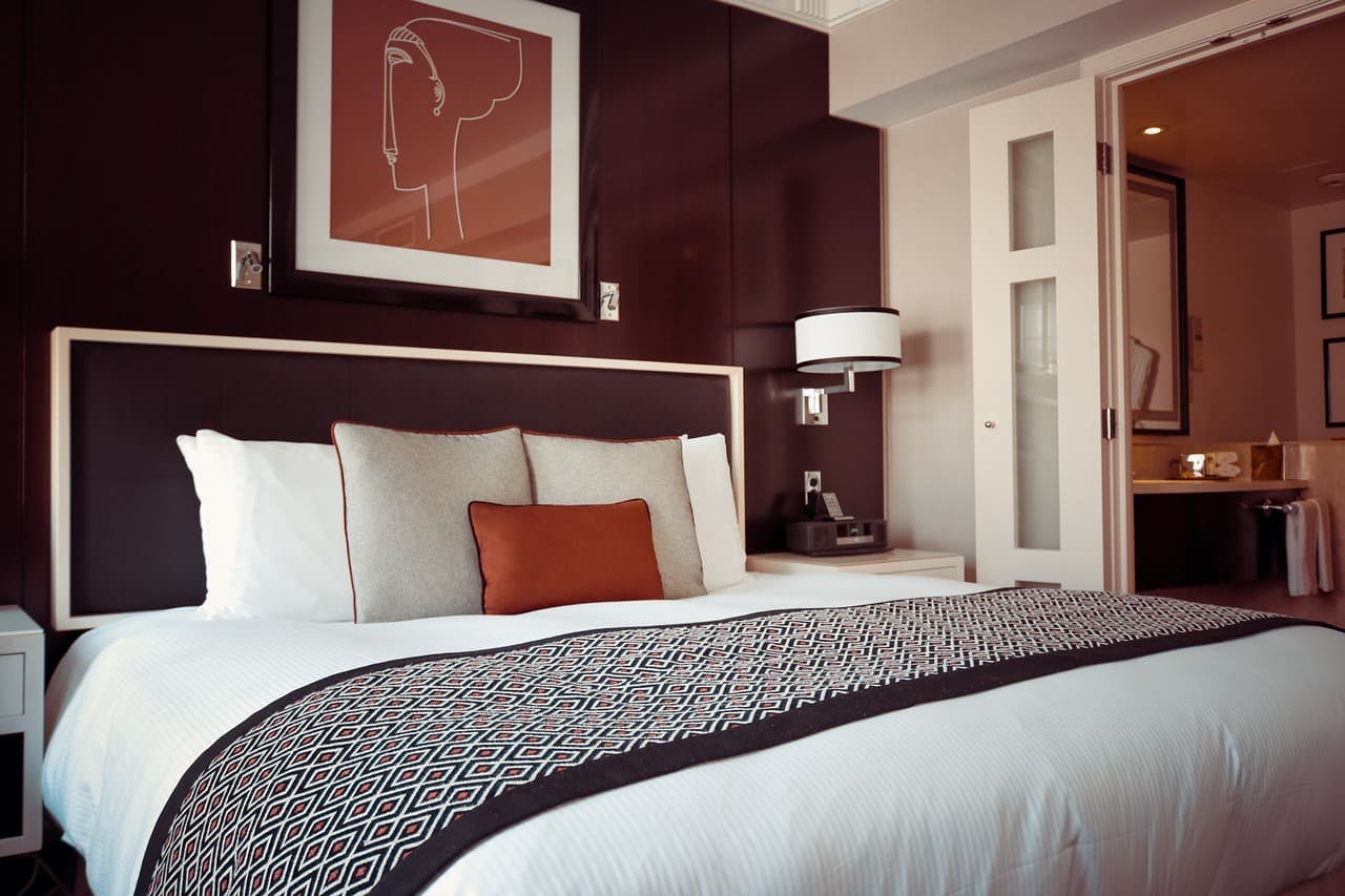 Hotels.com_Schlafzimmer Bett im Hotelzimmer