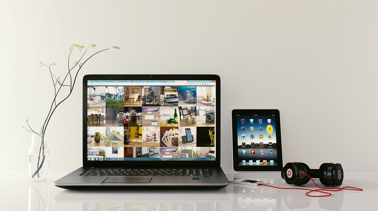 Cyberport_Notebook Laptop, Tablet und Kopfhörer auf weißem Tisch