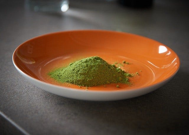 Teller mit Moringa-Pulver