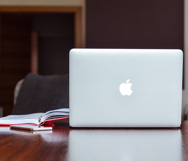 reBuy Apple Laptop Apple Laptop auf Tisch