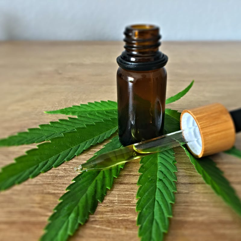 Hanfblatt mit CBD-Öl-Fläschchen