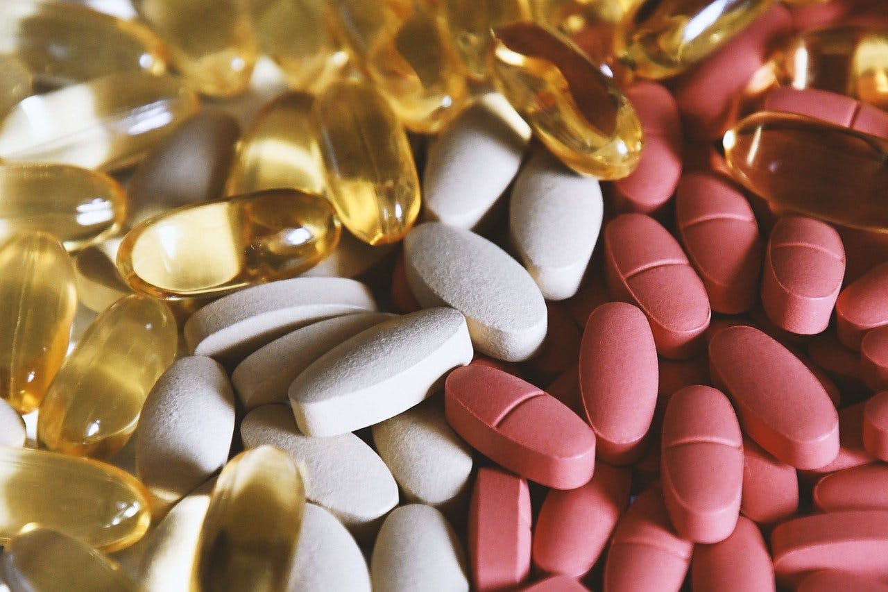 Nahrungsergänzung Gutschein Gelbe, weiße und rote Tabletten