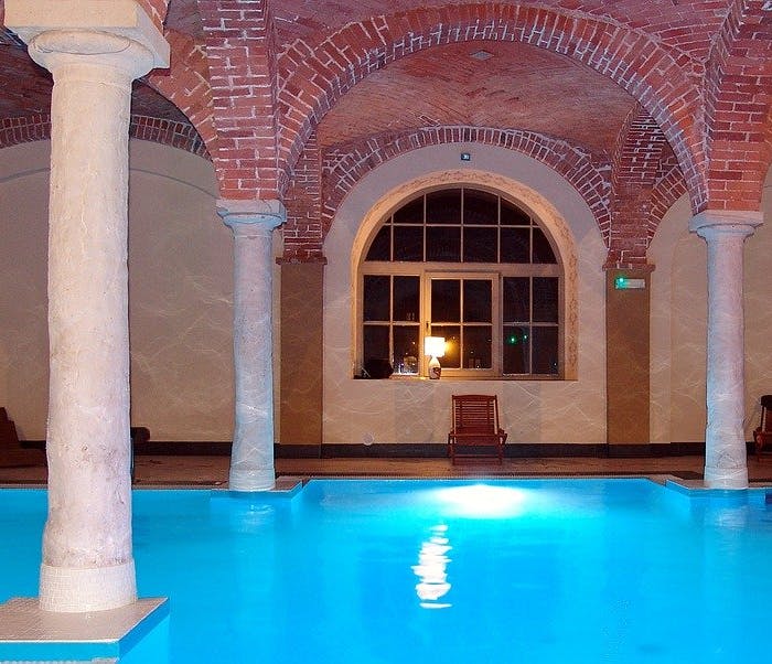 Groupon Wellness-Trip Schwimmbecken in historischem Säulengewölbe