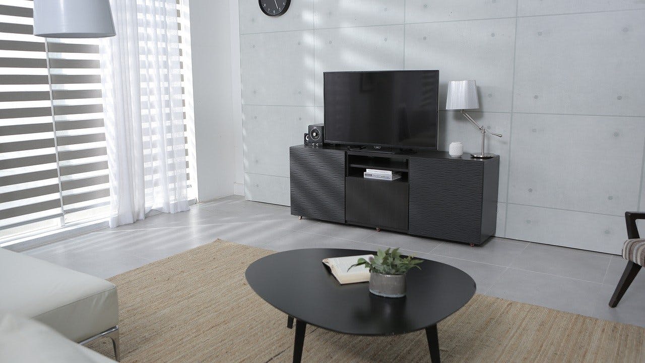 Quelle_Fernseher Modernes Wohnzimmer mit Couchtisch und Fernseher