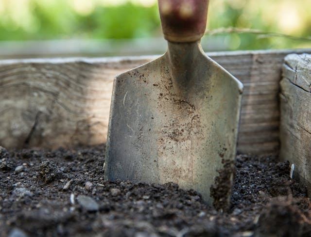markenbaumarkt24 GDE Gartenarbeit Spaten sticht in Erde
