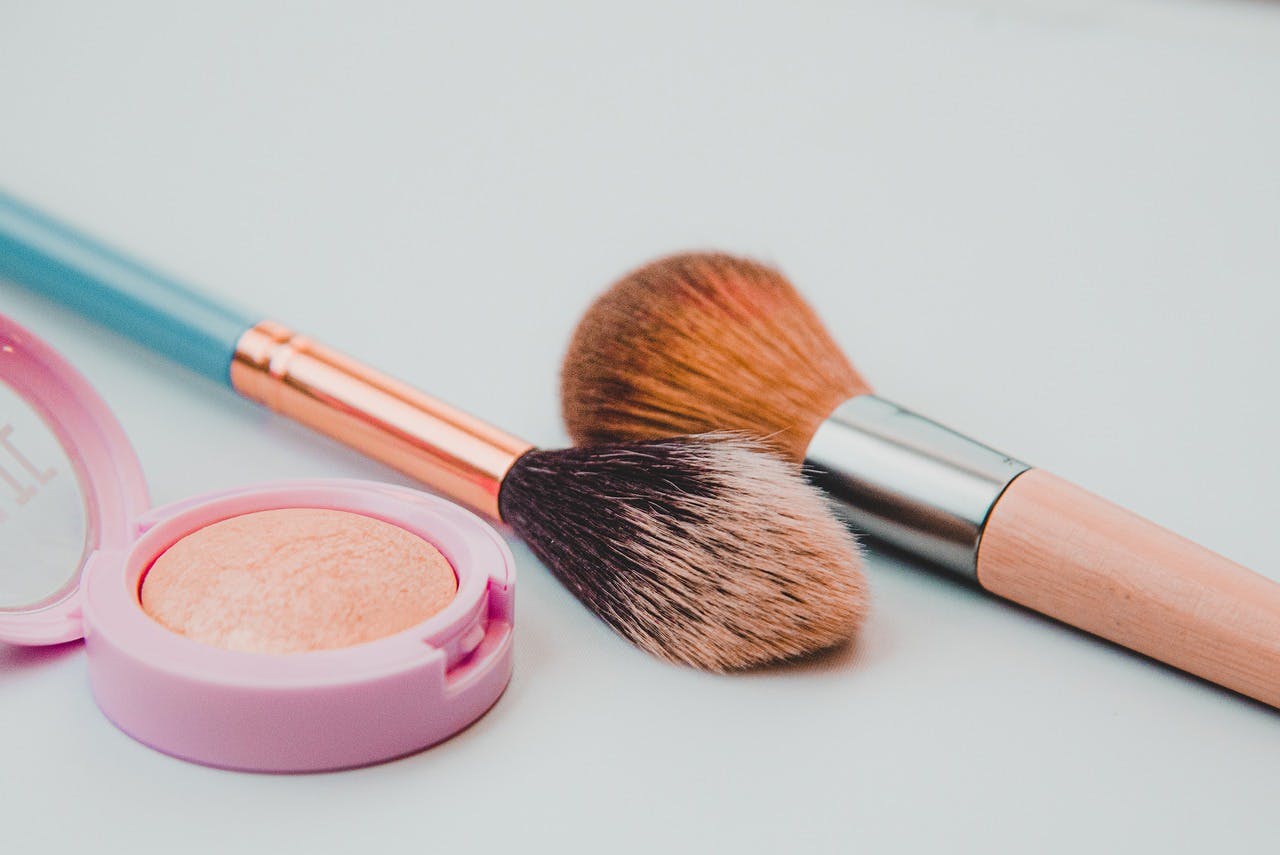 Kosmetikpinsel und Make-Up