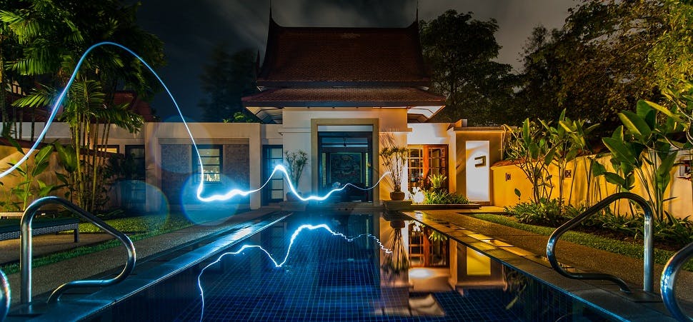 Unsplash - Ihor Saveliev Auch vor Einbrüchen oder Überspannung durch Stromschläge kann ihr Smart Home vesichert werden.