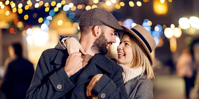 Valentinstag: Gutscheine und Geschenkideen Ein Pärchen lacht sich an.