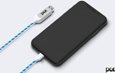 Schwarzes Handy ist an blaues pac Ladekabel angeschlossen