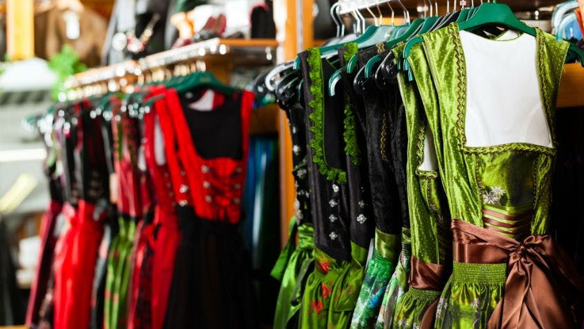 Klassische Dirndl sind 2019 wieder angesagt.
