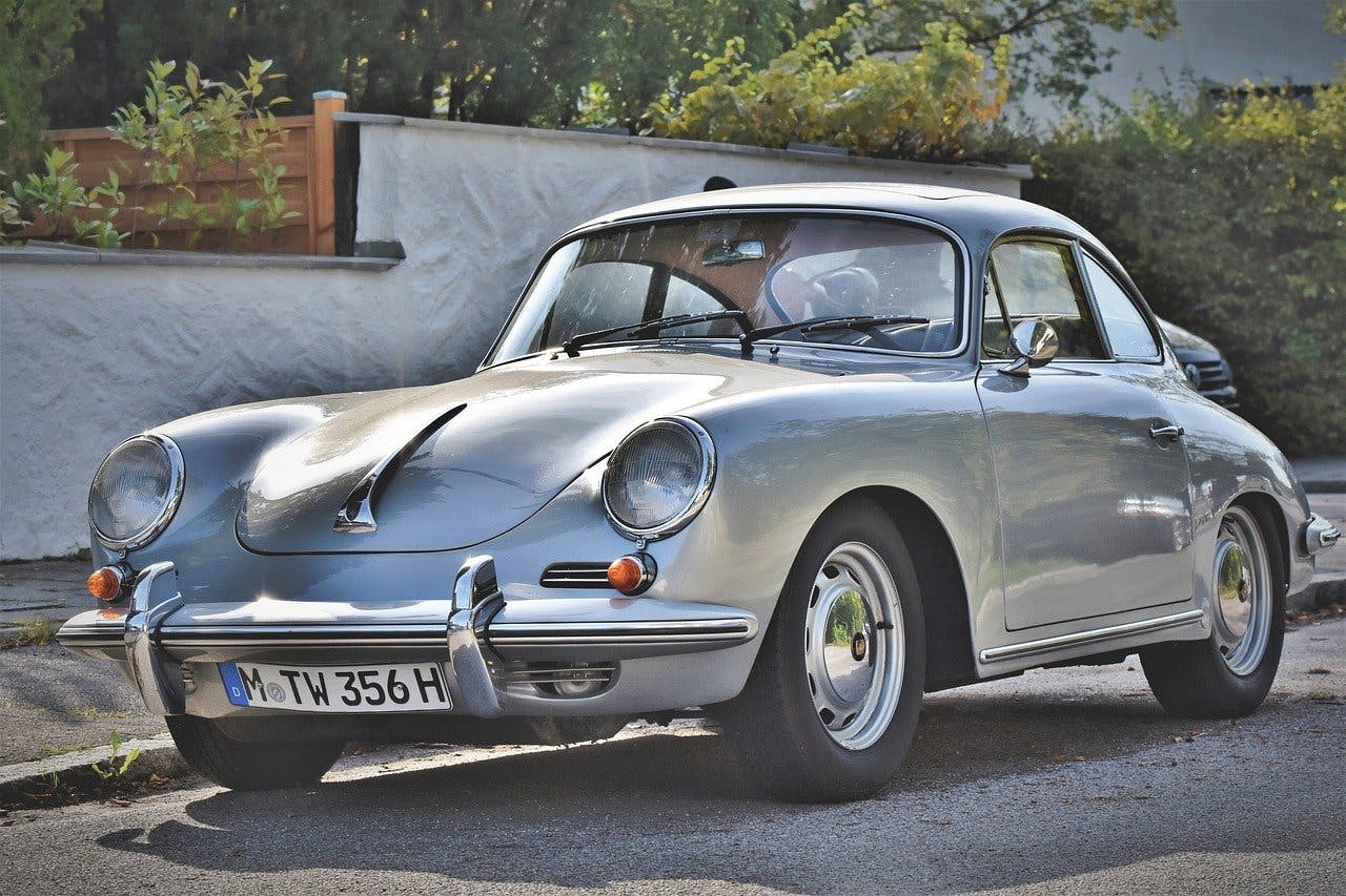 Auto Gutschein Silberner Porsche 356 mit Münchner Kennzeichen