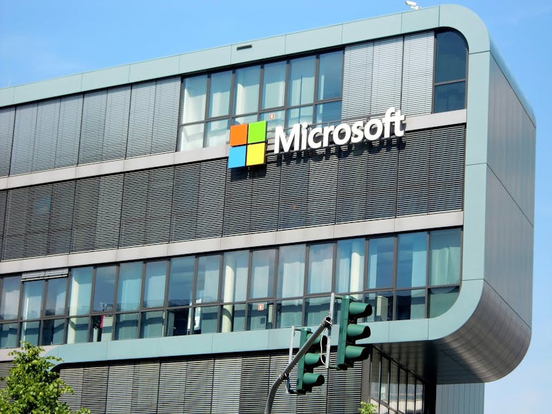 Ein Arbeitsgebäude mit dem Logo von Microsoft.