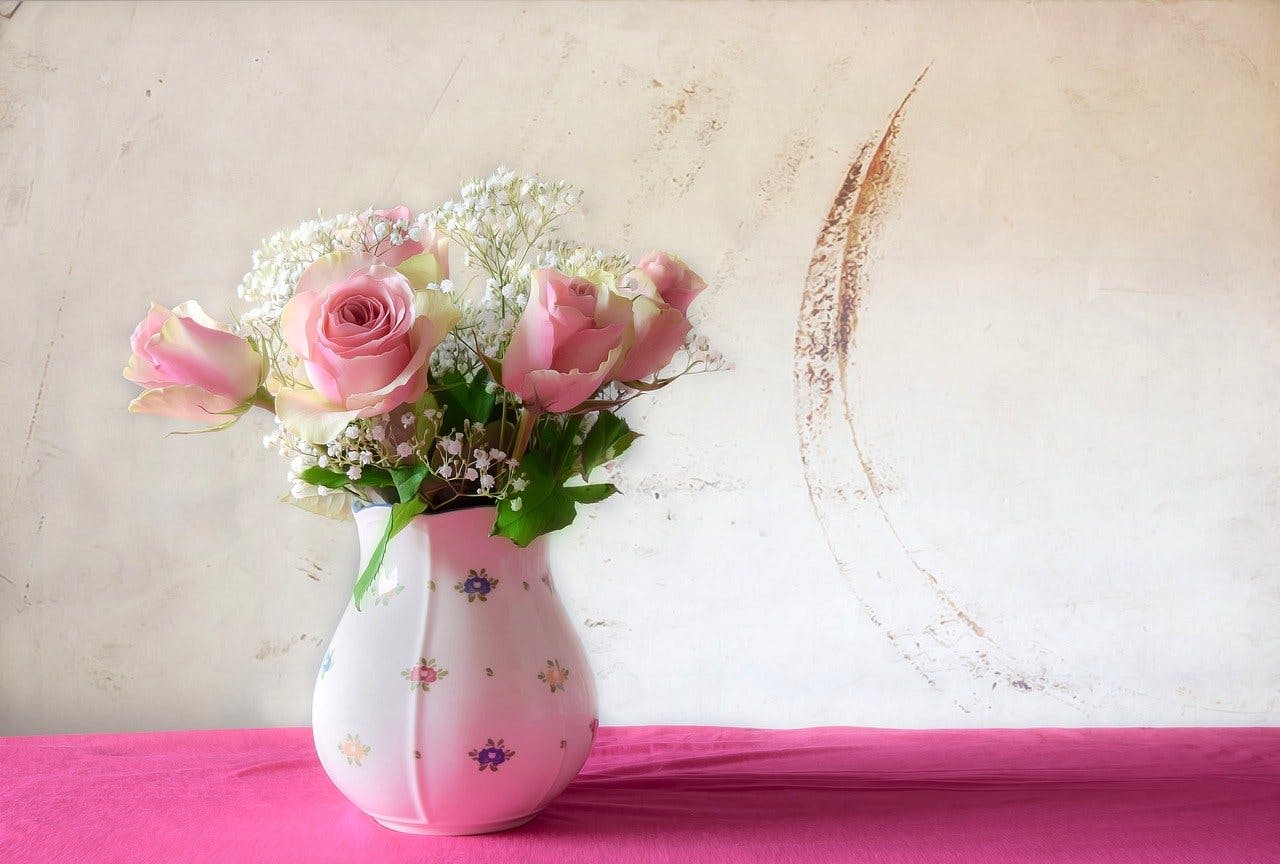 Blumen Gutschein Rosa Rosenstrauß in einer weißen Vase