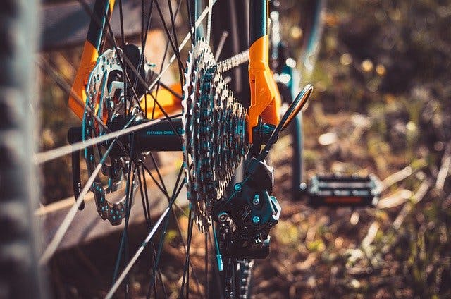 Nahaufnahme der Hinterrad-Schaltung vom Mountainbike