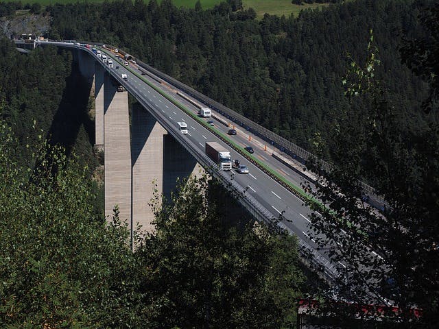 Autobahnbrücke vor Wald