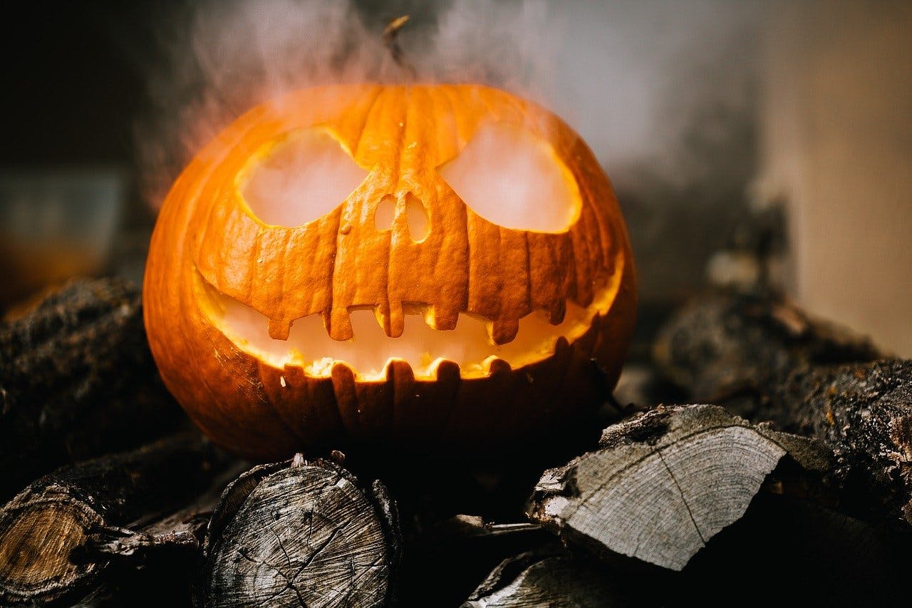 Gruseln und sparen: Gutscheine für Halloween Halloween Kürbis mit aus den Augen steigendem Rauch