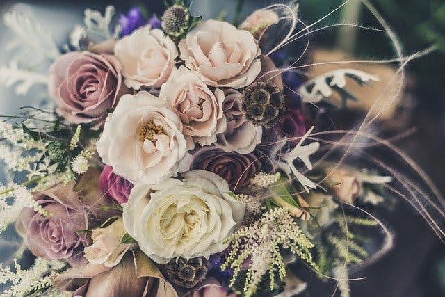 Blumenstrauß mit weißen und roten Rosen