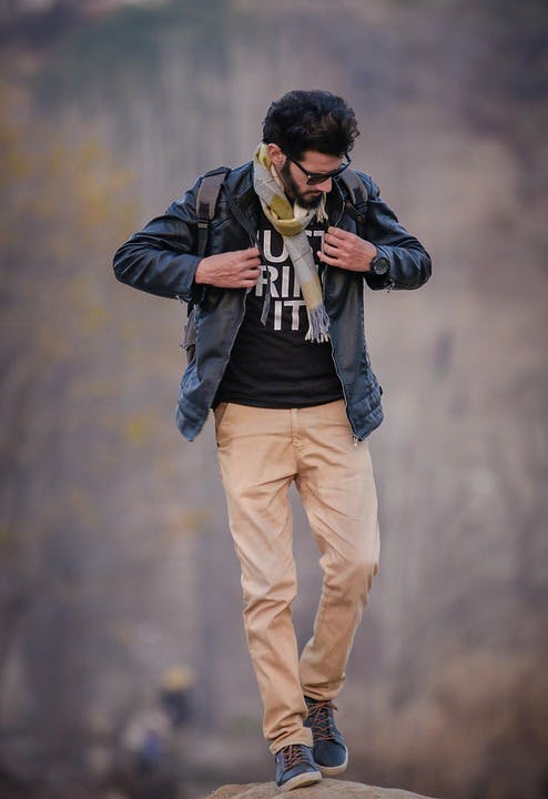 Dress-for-less Herrenmode Mann mit Chinos und Lederjacke