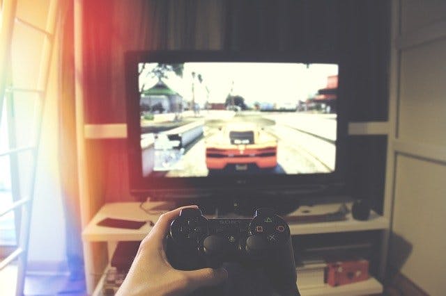 Controller und Konsolenspiel auf Fernseher