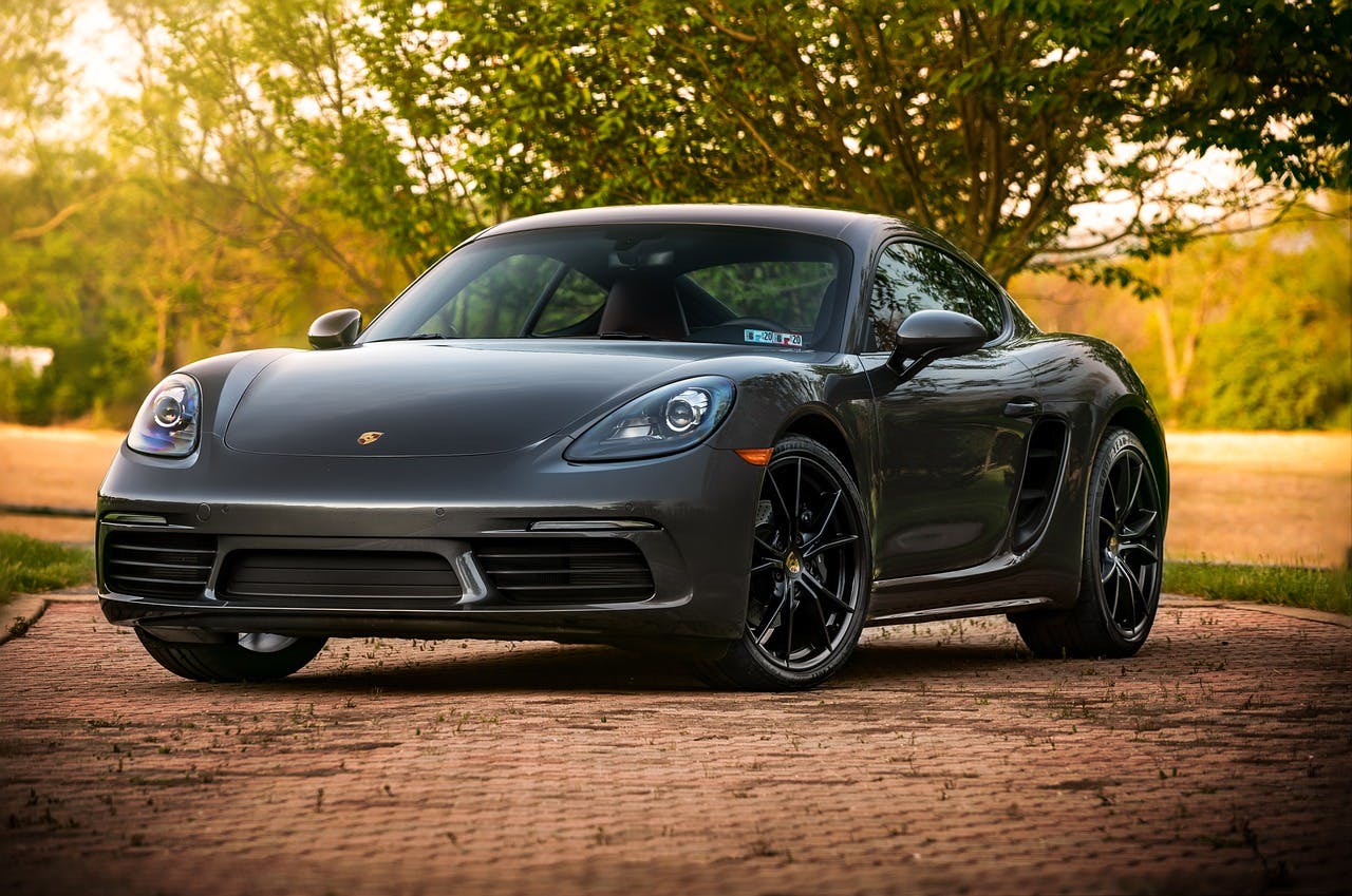 MeinAuto Gutschein Grauer Porsche auf Parkplatz