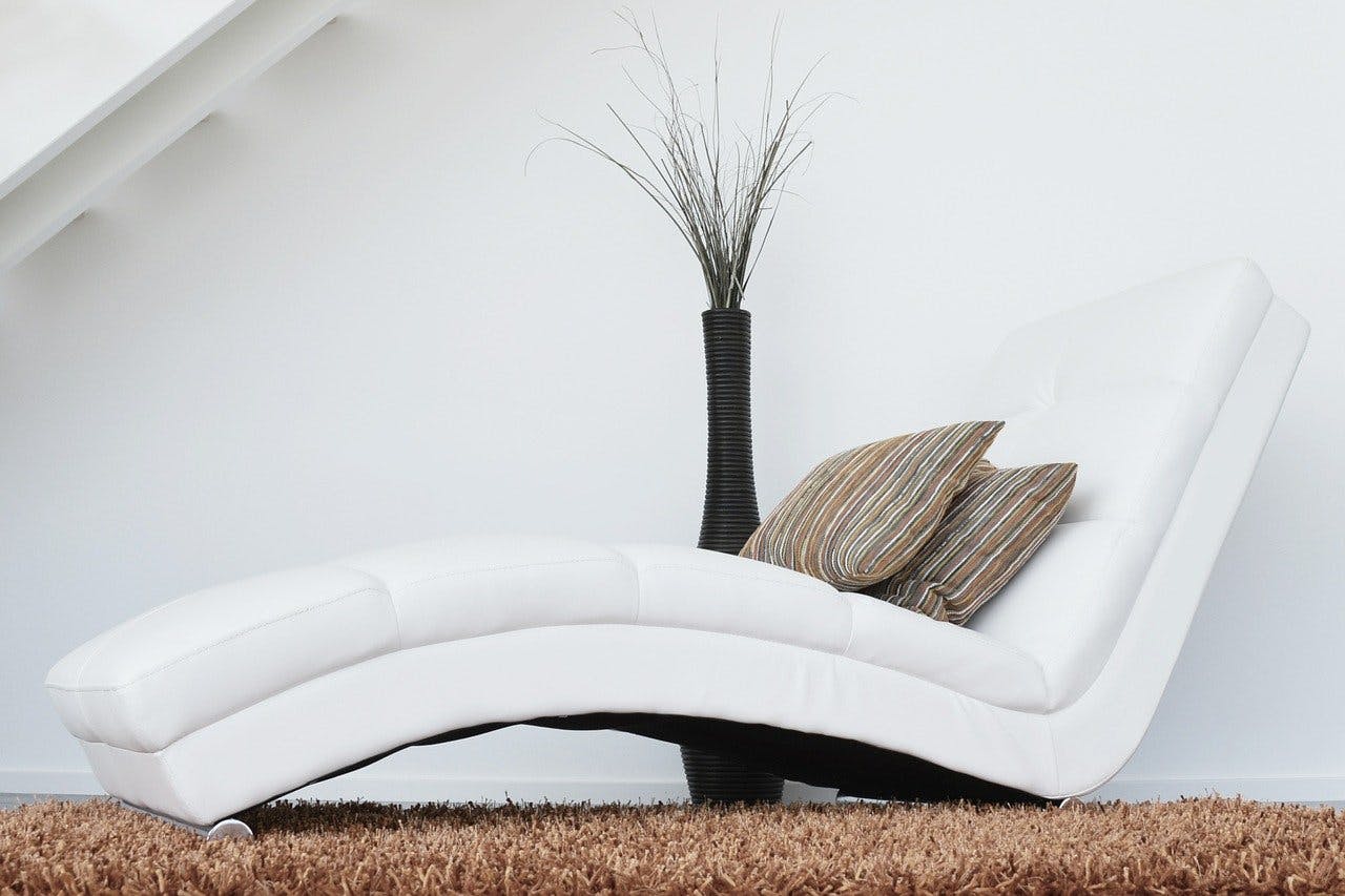XXXLutz_Couch Weißer Sessel mit zwei Kissen