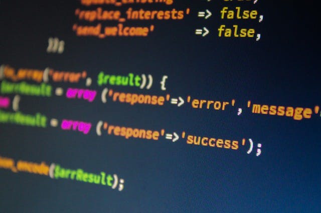 Bildschirm mit buntem Programm-Code