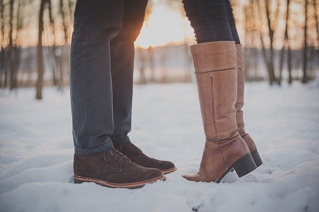 Paar mit Stiefeln im Schnee