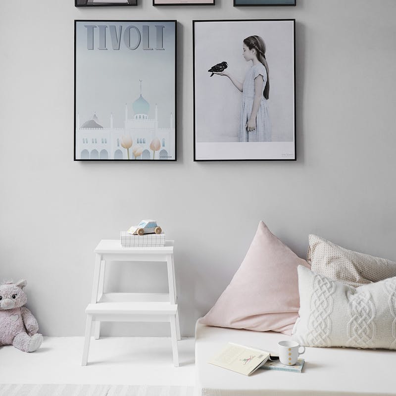 Ein Zimmer, dekoriert mit Bildern, Kissen, Stofftier