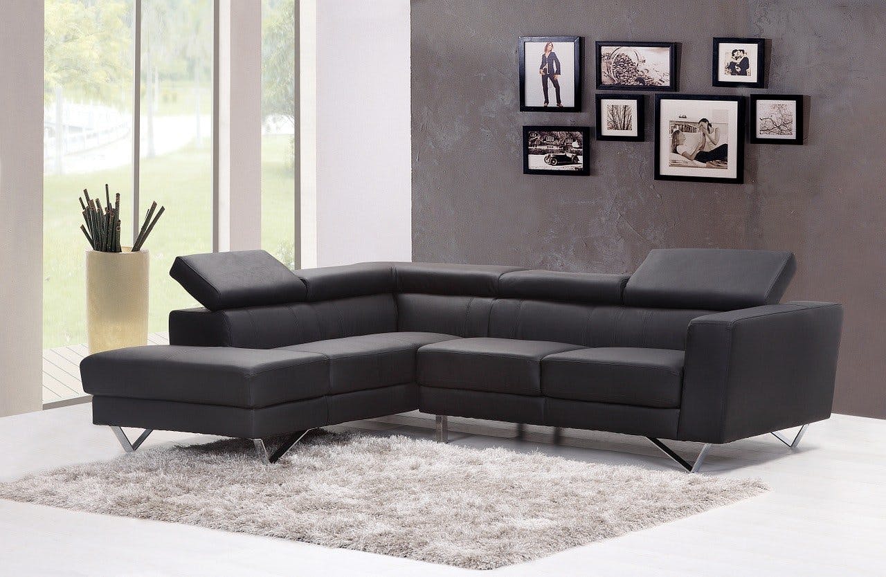 goodform_Couch Schwarze Ledercouch auf hellem Boden