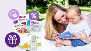 Eine Mutter, die ihrem Baby etwas vorliest.