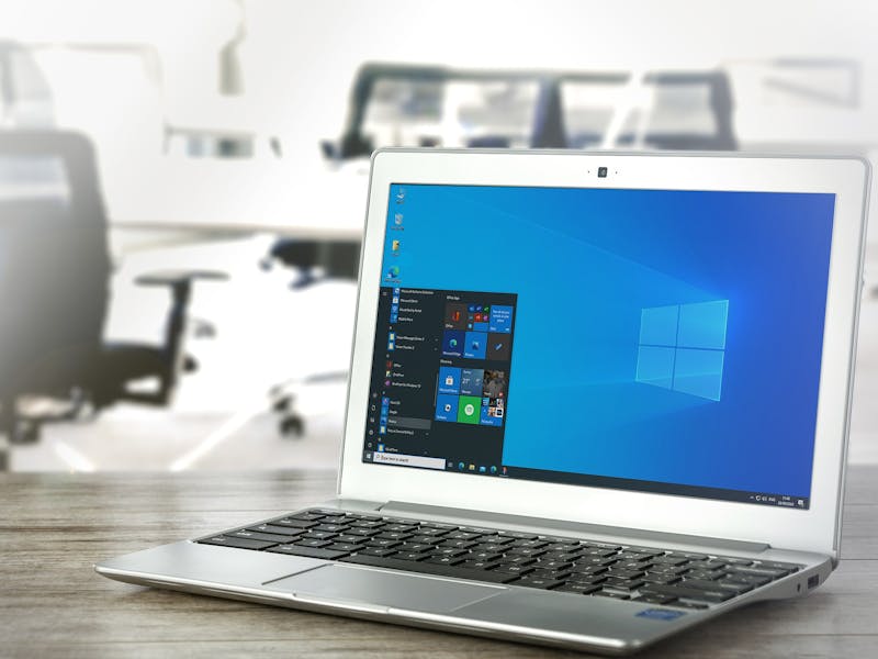 Ein graues Notebook mit dem Startbildschirm von Microsoft.