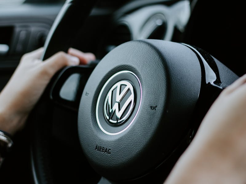 VW-Lenkrad in Nahaufnahme